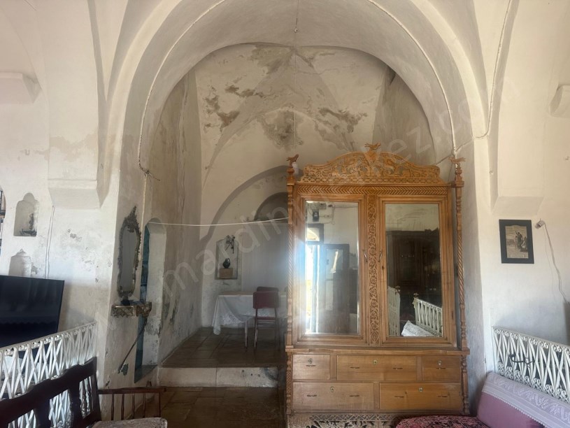 Merkezden Eski Mardinde SATILIK 2 KATLI KONAK (HAN)