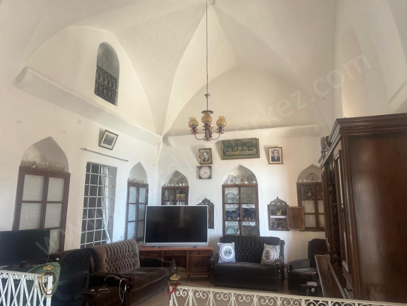 Merkezden Eski Mardinde SATILIK 2 KATLI KONAK (HAN)