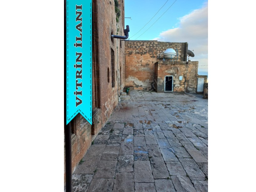 Merkezden Eski Mardinde SATILIK 2 KATLI KONAK (HAN)