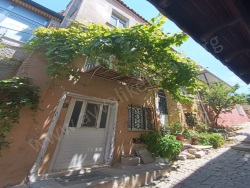 Ayvalık Sakarya Satılık Rum Evi 3+1 37 M2 | Komple Bina | Soba | 1 Banyo | 1 Yatak Odası