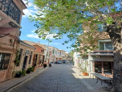 Ayvalık Merkez Satılık Rum Evi 4+1 136 M2 | Müstakil | Klima | 2 Banyo | 2 Yatak Odası