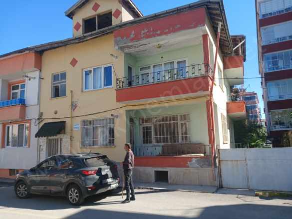 Cumhuriyet Mahallesinde Satılık Müstakil Ev 3+1 Merkez