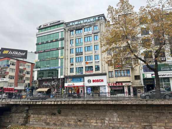 Merkez Ana Cadde Üzerinde Kiralık Ofis / Büro 1+1
