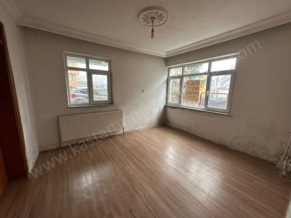 Merkez Kastamonu Kiralık Daire |  2+1 Oda | 100M2 Aylık 10.500Tl | Zemin Kat | Kombi | 1 Banyo | 1 Yatak Odası Resim-4