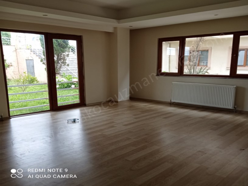 Akça Evlerinde Bahçeli Havuzlu Kiralık Daire