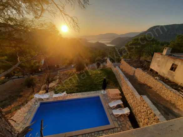 Muğla Dalyan Gökbelde Deniz Manzaralı Yüzme Havuzlu 1800 M2 Arazide 2+1 Eşyalı Taş Ev Kiralık Villa Bodrum