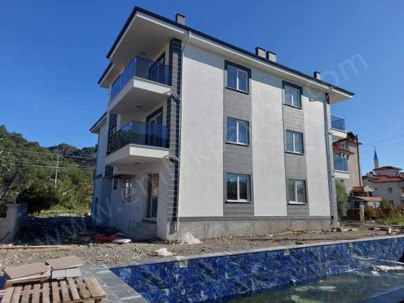 Muğla Ortaca Merkezde Yüzme Havuzlu Sıfır 3 Katlı Binanın Orta Katında Bulunan 1+1 Satılık Daire Atatürk