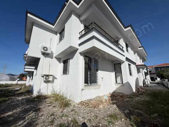 Muğla Ortaca Merkezde Yüzme Havuzlu Sıfır 3 Katlı Binanın Orta Katında Bulunan 1+1 Satılık Daire Atatürk