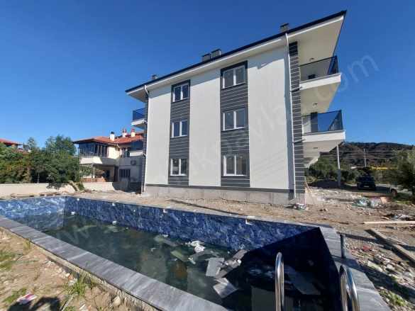 Muğla Ortaca Merkezde Yüzme Havuzlu Sıfır 3 Katlı Binanın Orta Katında Bulunan 2+1 Satılık Daire Atatürk
