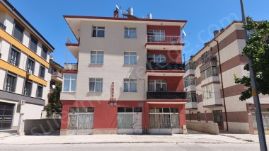 HACIKAYMAK ESKİ SİLLE YOLU CD ÜZERİNDE 3.KAT 3+1 SATILIK DAİRE.