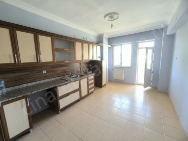 YENİŞEHİRDE ASANSÖRLÜ 3+1 KİRALIK LÜKS DAİRE ANA CADDE ÜZERİNDE