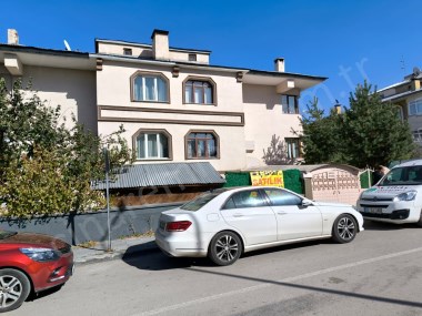 YILDIZKENTTE SATILIK TRİPLEKS VİLLA LÜKS YAPILI BAHÇELİ KAPALI GARAJLI ÇINARDAN İlan No:5030