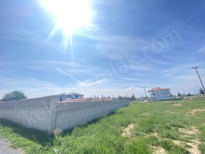 SELÇUKLU MAHALLESİNDE 2 ADET ARSA VE BESİHANESİ