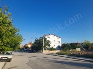 LEVENT CADDESİNDE 3 KATLI BİNA VE 2 ADET ARSASI