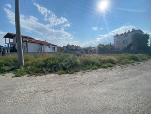 AKÇEŞME İLKOKULU ARKASINDA KÖŞE BAŞINDA ARSA