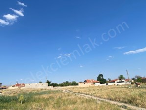 AKÇEŞME İLKOKULU ARKASINDA ARSA