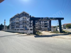 YENİ MAHALLEDE DOUBLEGARDEN SİTESİNDE ARA KATTA SATILIK 2+1
