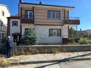 KONAK MAHALLESİNDE KÖŞE BAŞINDA MÜSTAKİL BİNA