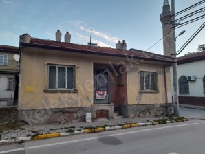 AKÇEŞME CAMİİ KARŞISINDA KÖŞE PARSEL ARSA