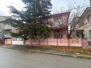 KONAK MAHALLESİNDE 2 KATLI EV VE ARSA