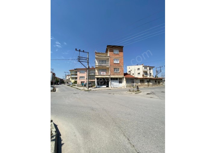 İHSANİYE MAHALLESİNDE KÖŞE BAŞINDA 4 KATLI BİNA