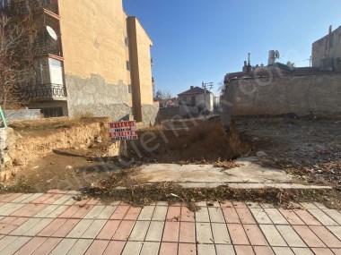 ŞEHİTLER(EMİRDAĞ)CADDESİNDE 4 KAT İMARLI ARSA