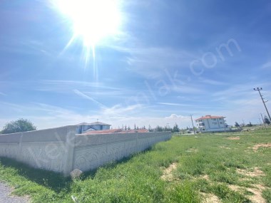 SELÇUKLU MAHALLESİNDE 2 ADET ARSA VE BESİHANESİ