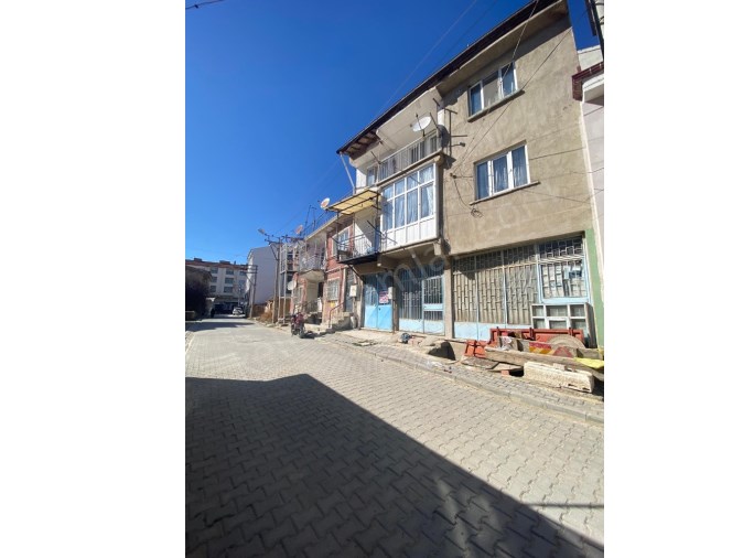 BEKİRAĞA CAMİİ YANINDA 3 KATLI BİNA