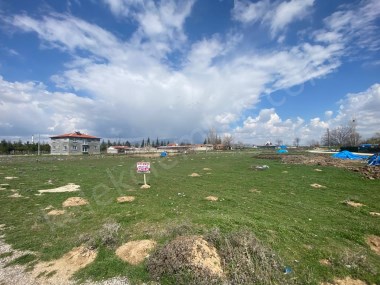 KIRKGÖZ MAHALLESİNDE ANA OKULU ARKASINDA ARSALAR