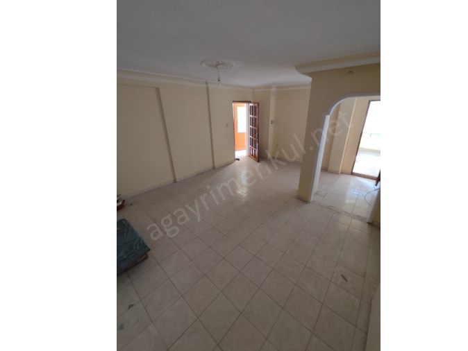 Sahile Yürüme Mesafesinde Cadde Üzerinde 3+1 Geniş Satılık Daire