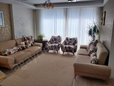 ÇİFTLİKKÖYDE GENİŞ OTURUMLU SİTE İÇİ ARA KAT SATILIK DAİRE
