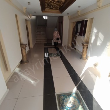 MERKEZİ KONUMLU GENİŞ OTURUMLU SATILIK BAKIMLI DAİRE