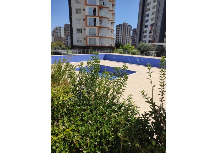 Üniversite Caddesinde İyi Konumlu Havuzlu Site İçerisinde 1+1 Yüksek Kat Satılık Daire