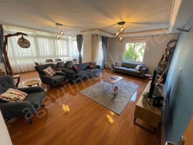 Hürriyet Mahallesinde 4+1 260 m2 Merkezi Konumlu Daire