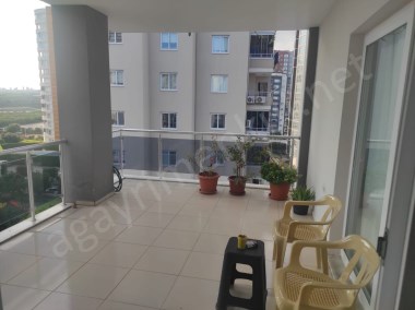 ÇİFTLİKKÖY ÜNİVERSİTE CADDESİNDE 4+1 HAVUZLU GENİŞ FERAH DAİRE