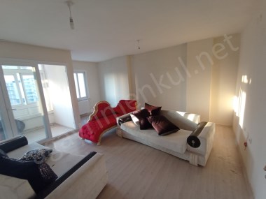 Üniversite Caddesinde Yol Üzeri İyi Konumlu Satılık 3+1 Daire
