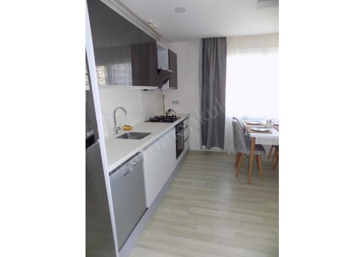Üniversite Caddesinde Havuzlu Geniş Sosyal Alanlı 2+1 Lüks Eşyalı