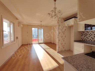 Üniversite Caddesi Ve 34.cadde Arasında İyi Konuma Sahip Üç Cepheli Satılık 2+1 Daire