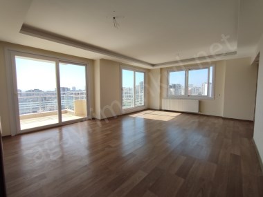 ÇİFTLİKKÖYDE SİTE İÇİ BAĞIMSIZ MUTFAKLI 3+1 GENİŞ KİRALIK DAİRE