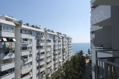 SOLİ SİTESİNDE DENİZ GÖREN KONUMDA İÇİ YAPILI 2+1 GENİŞ DAİRE