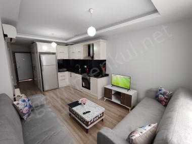 ÜNİ. CaddesiSosyal Alanlı Site İçerisinde Full Eşyalı 1+1 Daire