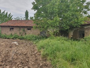 Yıldız köyünde satılık kargir ev ve meyvalık