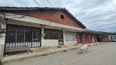 Yıldız köyünde Bahçeli kargir ev ve ahır