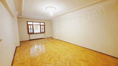 ÜMRANİYE MERKEZDE GENİŞ KULLANIMLI 3+1 SATILIK DAİRE