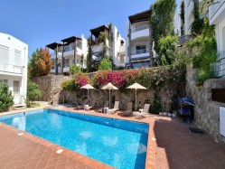 Bodrum Kumbahçede Kale ve Deniz Manzaralı Eşyalı Daire