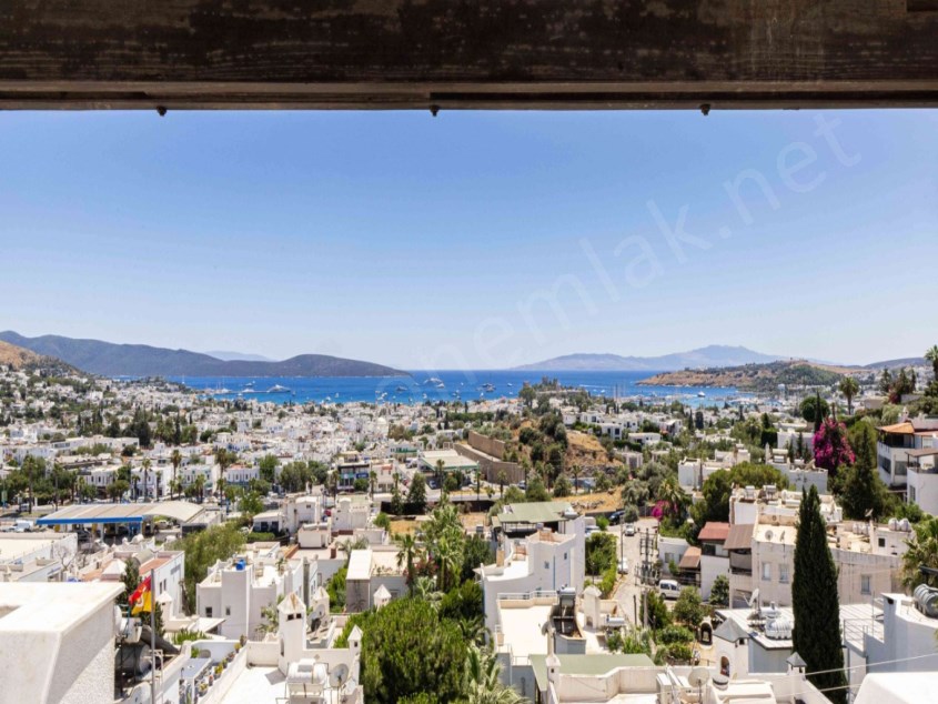 Bodrum Yokuşbaşında Kale ve Deniz Manzaralı Tripleks