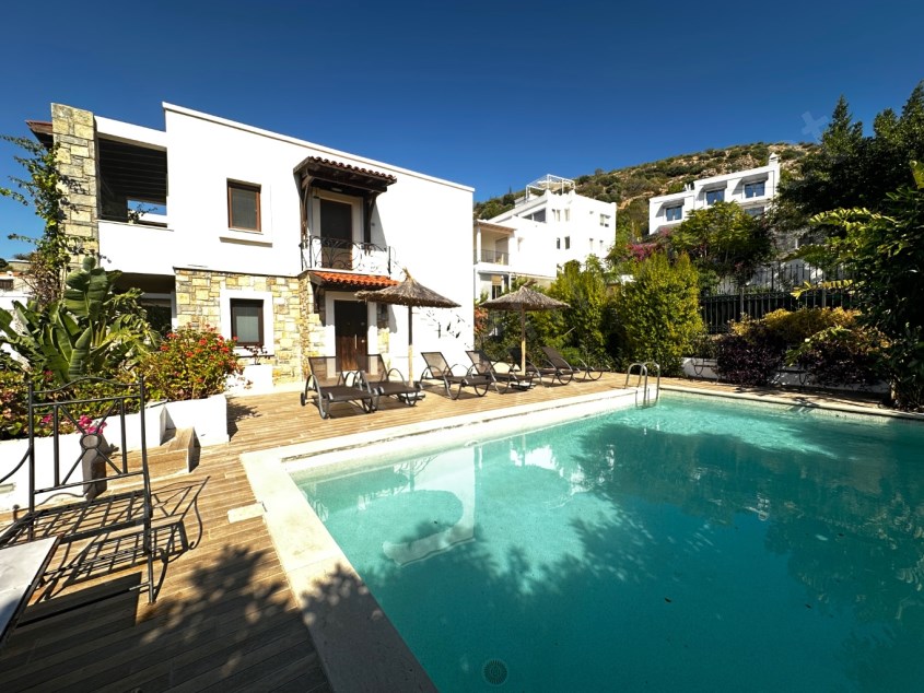 Bodrum Kumbahçede Deniz Manzaralı Üst Kat Daire