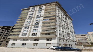 ŞANLIURFA KARAKÖPRÜ MERKEZİ YERDE ARA KAT 3+1 ODALI BAKIML DAİRE