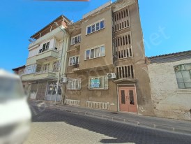 Cumhuriyette, cadde üzeri, 3 katlı bina…