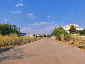 Yeni mah. de villa bölgesinde, 3 kat imarlı arsa..